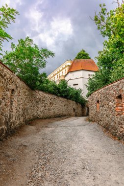 Passau, Almanya - 21 Temmuz 2023: Veste Oberhaus kalesinin manzarası. Orta Çağ şatosunun iç avlusunda, kapıları ve kemerleri olan Passau, Almanya. Dikey fotoğraf