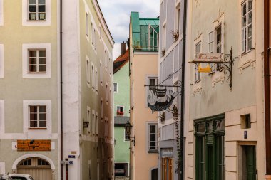 Passau, Almanya - 21 Temmuz 2023: Güzel ve samimi şehir manzarası. Srteets, Passau, Bavyera, Almanya 'daki renkli evler. 