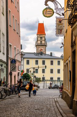 Passau, Almanya - 21 Temmuz 2023: Güzel ve samimi şehir manzarası. Srteets, Passau, Bavyera, Almanya 'daki renkli evler. Dikey fotoğraf