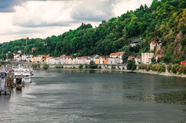 Passau, Almanya - 21 Temmuz 2023: Passau 'nun panoramik manzarası. Tuna Nehri, Bavyera, Almanya 'da güzel yansıması olan eski kentin gökyüzü çizgisi.
