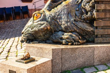 Nuremberg, Almanya - 30 Temmuz 2023: Tirgertnertor Meydanı 'ndaki Durer-Hase Skulptur Albrecht' in görüntüsü. Nuremberg, Bavyera, Almanya.