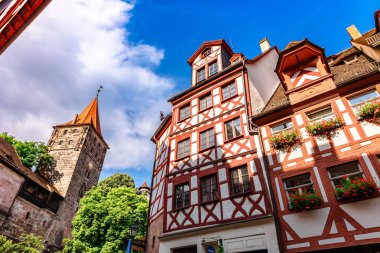 Nuremberg, Almanya - 30 Temmuz 2023: Tirgertnertor Meydanı 'ndaki Albrecht Durers House manzarası. Ortaçağ binaları, Nuremberg, Bavyera, Almanya cepheli eski şehir mimarisi.