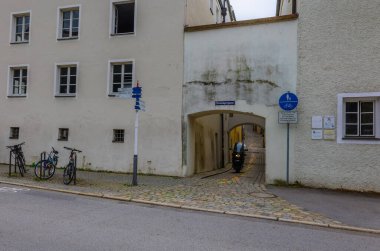 Passau, Almanya - 21 Temmuz 2023: Güzel ve samimi şehir manzarası. Srteets, Passau, Bavyera, Almanya 'daki renkli evler.