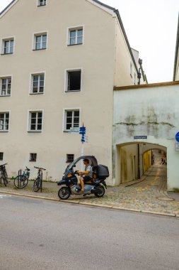 Passau, Almanya - 21 Temmuz 2023: Güzel ve samimi şehir manzarası. Srteets, Passau, Bavyera, Almanya 'daki renkli evler.