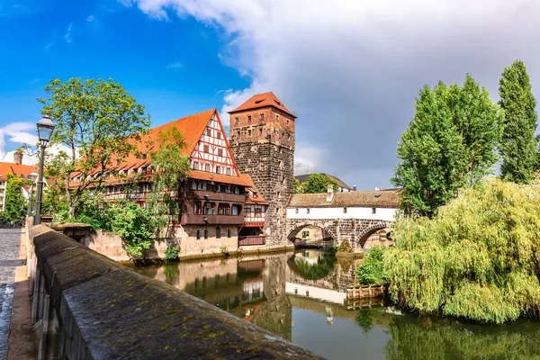 Nuremberg 'in yarı keresteli evleri olan renkli tarihi bir kasaba. Pegnitz nehri üzerindeki köprüler. Nurnberg, doğu Bavyera, Almanya. Yüksek kalite fotoğraf