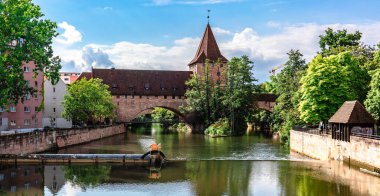 Nuremberg, Almanya - 26 Temmuz 2023: Nuremberg 'in yarı ahşap evlere sahip renkli tarihi kasaba. Pegnitz nehri üzerindeki köprüler. Nurnberg, doğu Bavyera, Almanya. Yüksek kalite fotoğraf