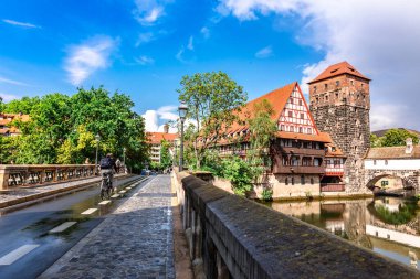 Nuremberg, Almanya - 26 Temmuz 2023: Nuremberg 'in yarı ahşap evlere sahip renkli tarihi kasaba. Pegnitz nehri üzerindeki köprüler. Nurnberg, doğu Bavyera, Almanya. Yüksek kalite fotoğraf