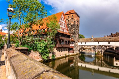 Nuremberg 'in yarı keresteli evleri olan renkli tarihi bir kasaba. Pegnitz nehri üzerindeki köprüler. Nurnberg, doğu Bavyera, Almanya. Yüksek kalite fotoğraf