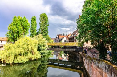 Nuremberg 'in yarı keresteli evleri olan renkli tarihi bir kasaba. Pegnitz nehri üzerindeki köprüler. Nurnberg, doğu Bavyera, Almanya. Yüksek kalite fotoğraf