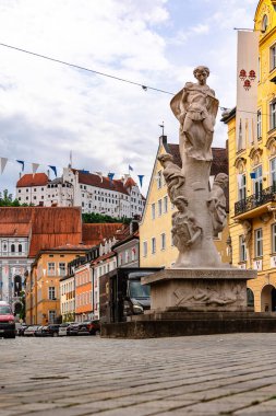 Landshut, Almanya - 24 Temmuz 2023: Eski Şehir, Landshut, Bavyera, Almanya 'daki geleneksel renkli gotik evlerin panoramik görünümü. Dikey fotoğraf