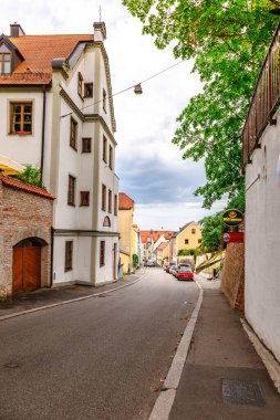 Landshut, Almanya - 24 Temmuz 2023: Eski Şehir, Landshut, Bavyera, Almanya 'daki geleneksel renkli gotik evlerin panoramik görünümü. 