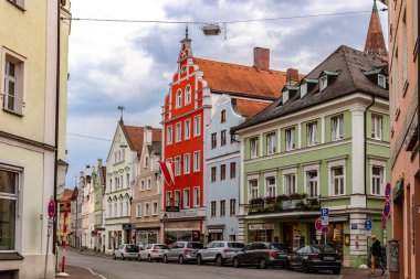 Landshut, Almanya - 24 Temmuz 2023: Eski Şehir, Landshut, Bavyera, Almanya 'daki geleneksel renkli gotik evlerin panoramik görünümü. 