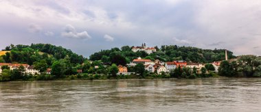 Passau 'nun panoramik görüntüsü. Üç nehrin birleşimi Tuna, Inn, Ilz, Bavyera, Almanya. Yüksek kalite fotoğraf