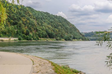 Passau 'nun panoramik görüntüsü. Üç nehrin birleşimi Tuna, Inn, Ilz, Bavyera, Almanya. Yüksek kalite fotoğraf