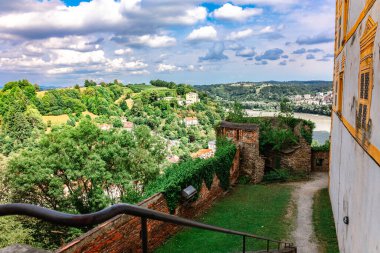 Passau 'nun panoramik görüntüsü. Veste Oberhaus Kalesi 'nden eski bir kasabanın gökyüzü çizgisi. Üç nehrin birleşimi Tuna, Inn, Ilz, Bavyera, Almanya.
