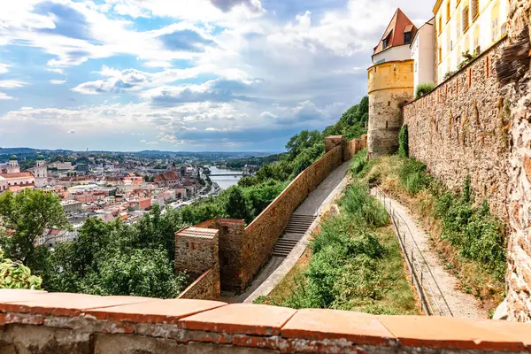 Passau 'nun panoramik görüntüsü. Veste Oberhaus Kalesi 'nden eski bir kasabanın gökyüzü çizgisi. Üç nehrin birleşimi Tuna, Inn, Ilz, Bavyera, Almanya.