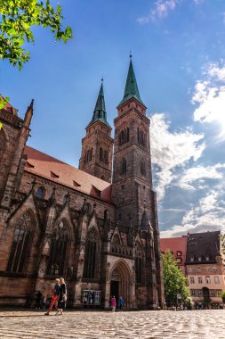 Nuremberg, Almanya - 26 Temmuz 2023: Franconia, Bavyera, Almanya 'daki Sebalder Meydanı' ndaki eski kasaba ve St. Sebaldus Kilisesi manzarası. Dikey fotoğraf