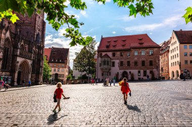 Nuremberg, Almanya - 26 Temmuz 2023: Franconia, Bavyera, Almanya 'daki Sebalder Meydanı' ndaki eski kasaba ve St. Sebaldus Kilisesi manzarası. 