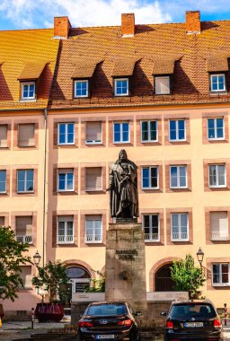 Nuremberg, Almanya - 26 Temmuz 2023: Almanya 'nın Bavyera kentindeki eski Nuremberg kentinde bulunan Albrecht-Duerer Denkmal Anıtı. Dikey fotoğraf