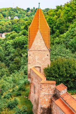 Trausnitz kalesinden Landshut 'ın panoramik görüntüsü. Eski kasaba ve katedraller, mimari, evlerin çatıları, caddeler, Landshut, Almanya. dikey resim