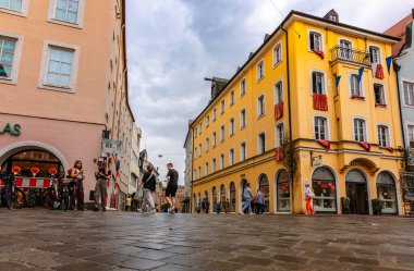 Landshut, Almanya - 24 Temmuz 2023: Eski Şehir, Landshut, Bavyera, Almanya 'daki geleneksel renkli gotik evlerin panoramik görünümü. 