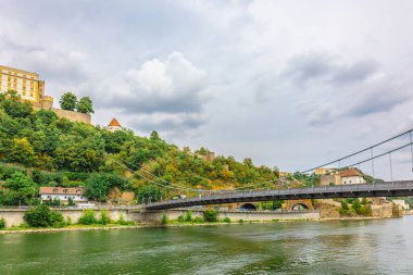 Passau, Almanya - 21 Temmuz 2023: Tuna Nehri üzerindeki Veste Oberhaus Panoramik Manzara Şatosu. Passau 'daki antik kale, Aşağı Bavyera, Almanya