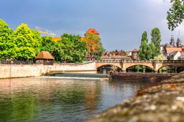 Nuremberg 'in yarı keresteli evleri olan renkli tarihi bir kasaba. Pegnitz nehri üzerindeki köprüler. Nurnberg, doğu Bavyera, Almanya. Yüksek kalite fotoğraf