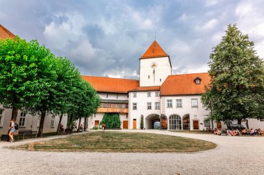 Passau, Almanya - 21 Temmuz 2023: Veste Oberhaus kalesinin manzarası. Kapıları ve kemerleri olan ortaçağ kalesinin iç avlusu, Passau, Almanya.