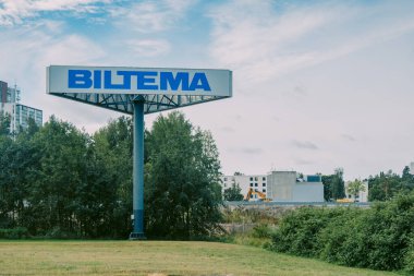 Helsinki, Finlandiya - 22 Ağustos 2022: İsveç 'teki yedek parça mağazasının girişinde kocaman mavi bir BILTEMA tabelası, doğal arka plandaki ev eşyaları