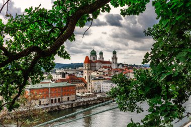 Passau 'nun panoramik görüntüsü. Ağaç dallarından bak. Tuna Nehri, Bavyera, Almanya 'da güzel yansıması olan eski bir şehrin gökyüzü çizgisi. Yüksek kalite fotoğraf