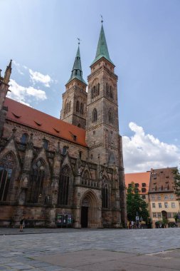 Nuremberg, Almanya - 19 Temmuz 2023: Nurnberg, Franconia, Bavyera 'nın tarihi merkezindeki St. Sebaldus Kilisesi 