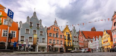 Landshut, Almanya - 24 Temmuz 2023: Eski Şehir, Landshut, Bavyera, Almanya 'daki geleneksel renkli gotik evlerin panoramik görünümü. 