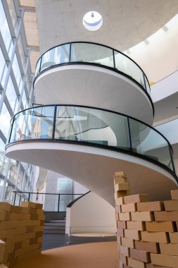 Nuremberg, Almanya - 19 Temmuz 2023: Neues Museum of Nurnberg, Franconia, Bavyera 'daki güzel modern sanat sarmal merdivenleri