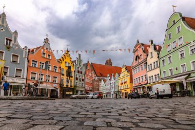 Landshut, Almanya - 24 Temmuz 2023: Eski Şehir, Landshut, Bavyera, Almanya 'daki geleneksel renkli gotik evlerin panoramik görünümü. 