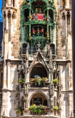 Marienplatz 'da Münih, Bavyera, Almanya' daki Marien Meydanı 'ndaki kulede yapılan panoramik kukla gösterisi