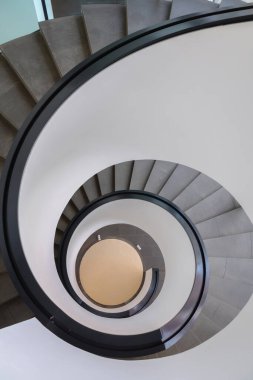 Nuremberg, Almanya - 19 Temmuz 2023: Neues Museum of Nurnberg, Franconia, Bavyera 'daki güzel modern sanat sarmal merdivenleri