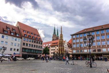 Nuremberg, Almanya - 30 Temmuz 2023: Franconia, Bavyera, Almanya 'da Nürnberg' deki Hauptmarkt Meydanı 'nın ünlü manzarası. 