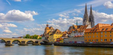 Regensburg, Almanya - 20 Temmuz 2023: Regensburg, Regensburg, Regensburg, Bavyera, Almanya 'daki tarihi taş köprü ve köprü kulesinin panoramik görüntüsü