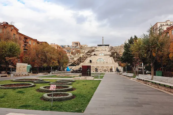 Sanatsal kompleksin panoramik görüntüsü Dev merdivenli Cascade, Erivan, Ermenistan.