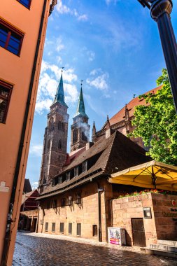 Nuremberg, Almanya - 26 Temmuz 2023: Franconia, Bavyera, Almanya 'daki Sebalder Meydanı' ndaki eski kasaba ve St. Sebaldus Kilisesi manzarası. Dikey fotoğraf