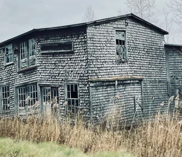 This building has lived for a long time. She is old but incredible she is still standing. She would need a little love. It is historic. Valcourt, November 21, 2021.