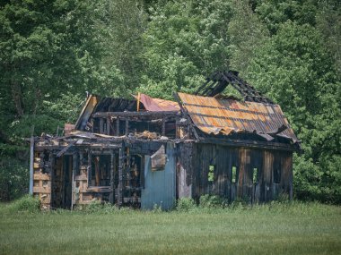 Bu çok üzücü bir olay olurdu. Neyse ki bu bina izole edilmişti ve hiç hayvan yoktu. Bu tamamen bir kayıp. Upton, Quebec, Kanada, 12 Haziran 2023.