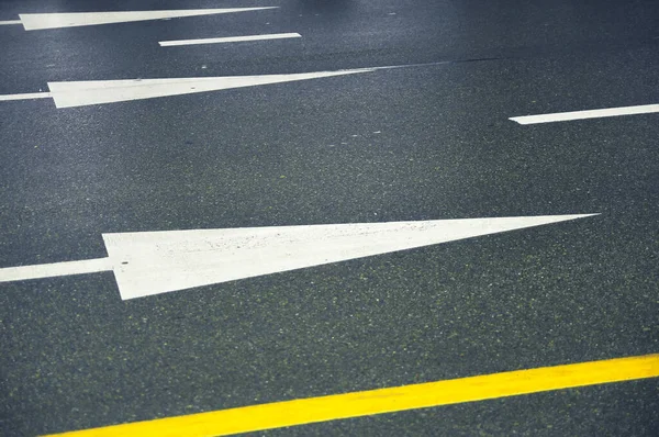 White Arrows Yellow Lines Wet Asphalt Road — Stock Photo, Image