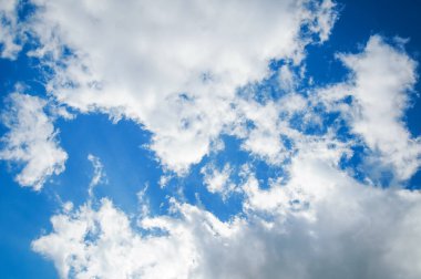 Gökyüzünde güzel bulutlar. Güneş ışınları ile gündüz bulutları.