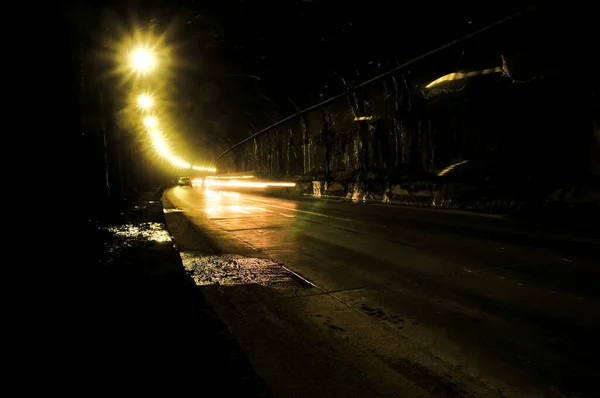 Antiguo Túnel Húmedo Oscuro Con Senderos Luz —  Fotos de Stock