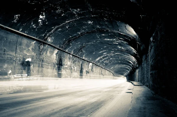 Dunkler Tunnel Mit Schummrigen Lichtern Und Wegen — Stockfoto