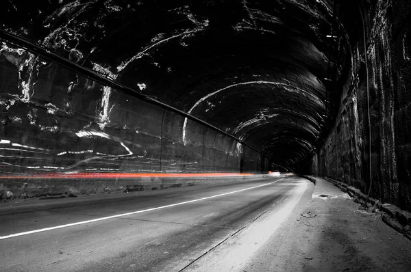 濃い緑のトンネルと赤い光の道 — ストック写真