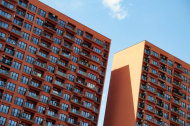 Geometrik gölgeli kırmızı çok katlı bir bina..