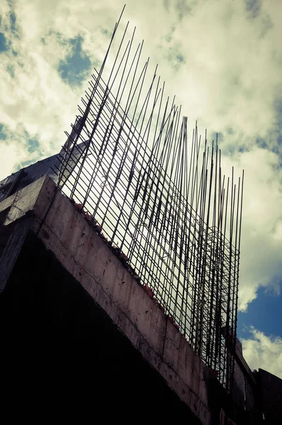 Demir Çubuklarla Tamamlanmamış Bir Binanın Parçası — Stok fotoğraf