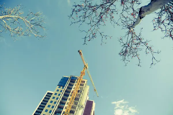 Modern Bir Bina Inşaatı Ağaçların Zemin Manzarası — Stok fotoğraf
